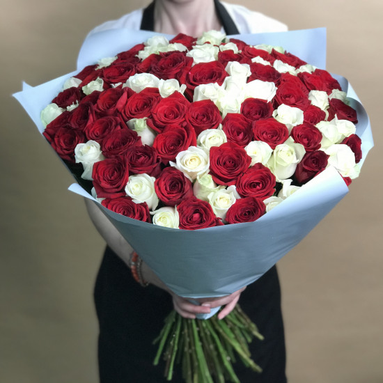 Купить 101 розу дешево доставка живых цветов на дом